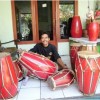 Didi, pengrajin kendang di Kuningan.